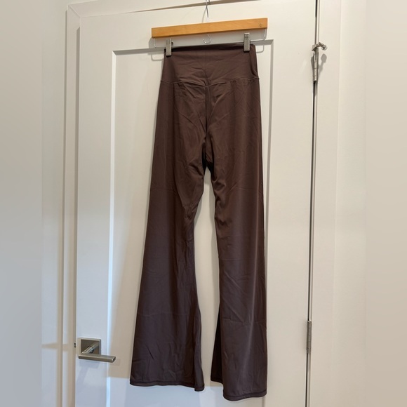 PRICE DROP⬇️ NWOT | Brown Crossover Flare Leggings | Size M - Picture 4 of 5
